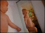 Hvem pokker er nu det. Jeg troede jeg var den eneste baby her i huset.