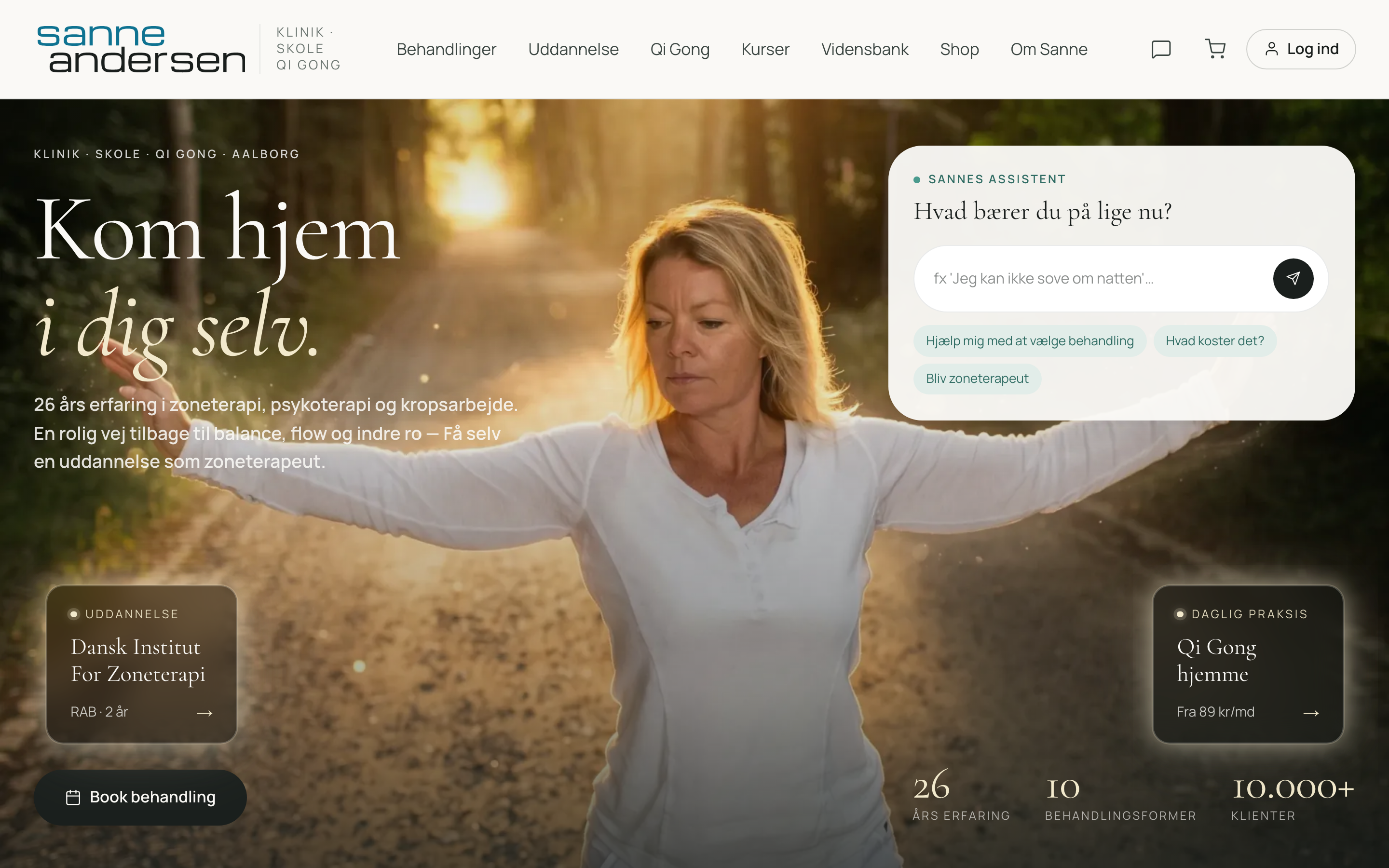 Forsiden af sanneandersen.dk — hero med Sannes egen AI-assistent, booking og Qi Gong-universet